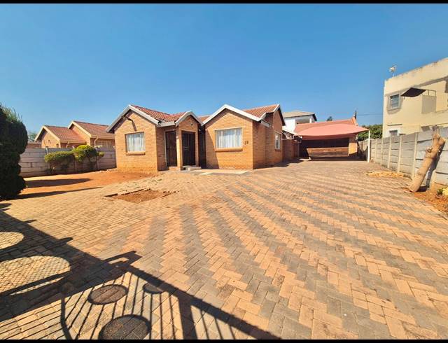 3 BEDROOM HOUSE FOR SALE IN FLORA PARK
